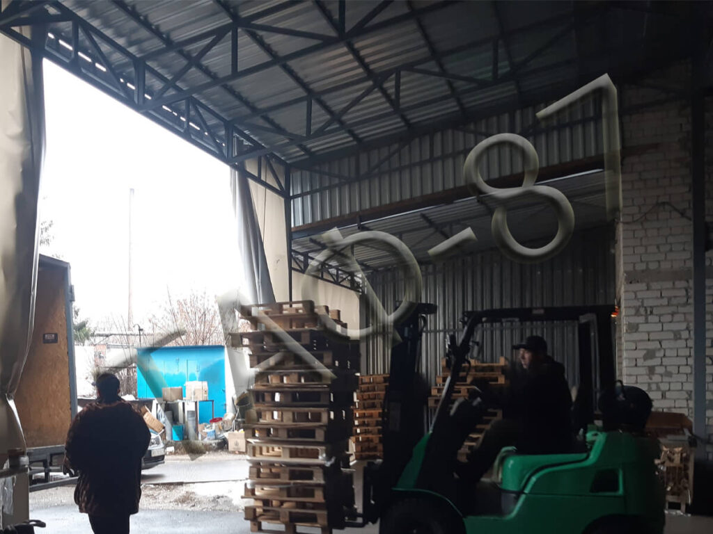 ворота в складських приміщеннях